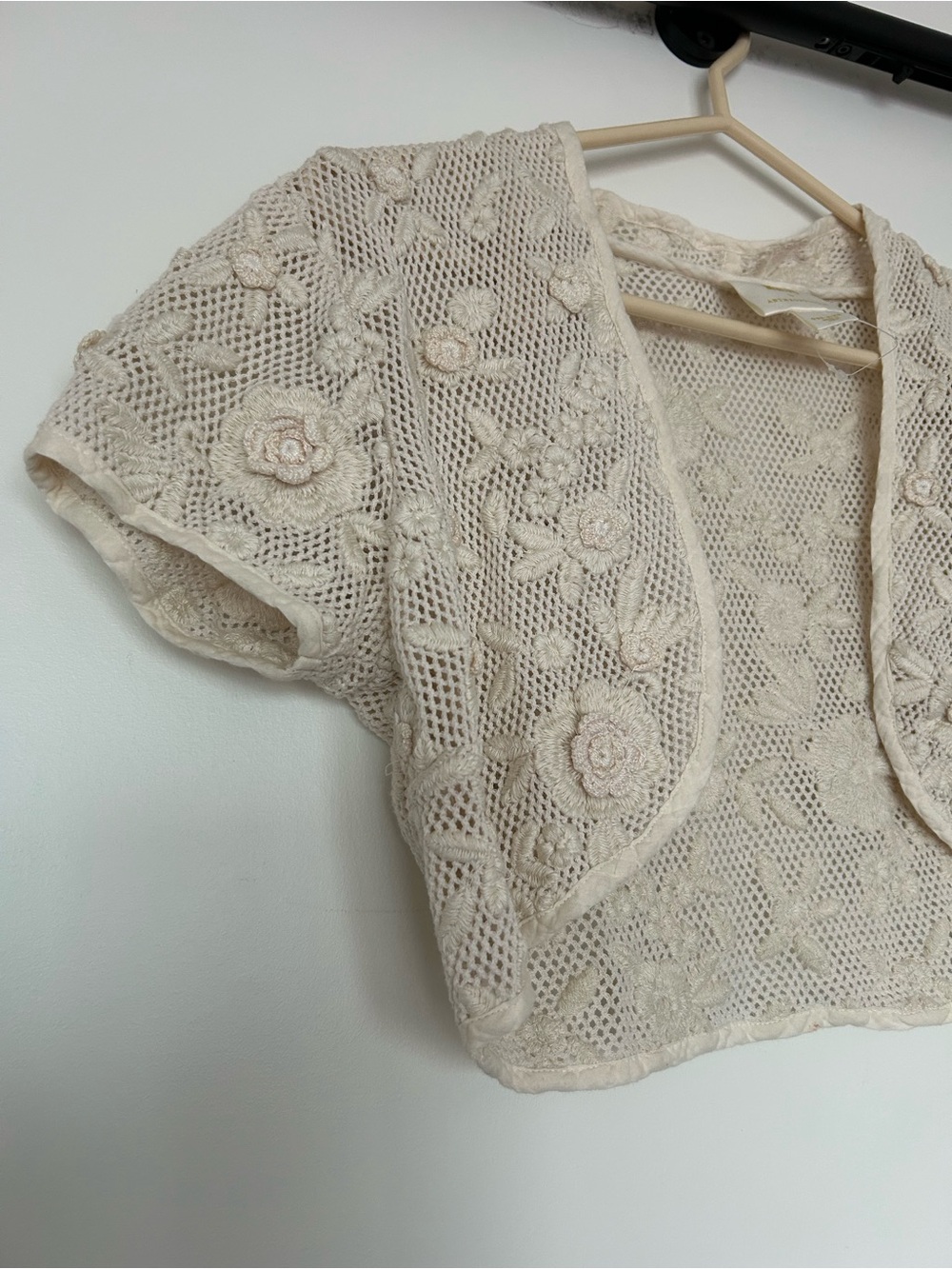 Maeve Anthropologie cream color crochet floral rosette cardigan shrug one size - Picture 5 of 11